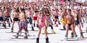 На сочинском фестивале BoogelWoogel установлен новый рекорд по массовому спуску  в купальниках.
