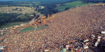 Именно в этот день в 1969 году начался Вудсток — легендарный фестиваль рок-н-ролла, который посетили полмиллиона человек.