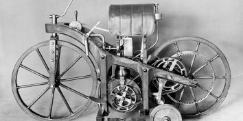 Именно в этот день в 1885 году немецкий инженер Готлиб Даймлер запатентовал повозку для верховой езды на керосиновом двигателе.