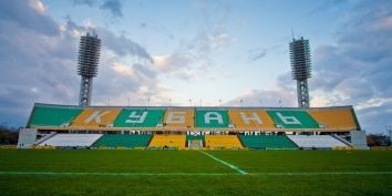 На стадионе «Кубань» идет реконструкция. Подготовка стадиона к ЧМ по футболу должна завершиться к концу 2017 года.
