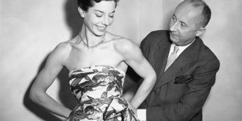 В честь 70-летия модного дома Christian Dior Интернет облетели фотографии первого визита дома «Диор» в Москву в 1959 году.