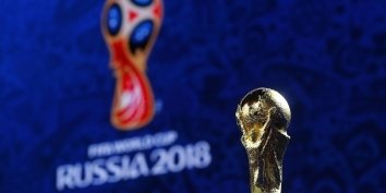 Кубок чемпионата мира по футболу находится в Сочи в рамках своего тура по стране. Его уже успели посмотреть тысячи человек всего за два дня.