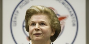 Первая женщина-космонавт Валентина Терешкова была награждена медалью за вклад в изучение космоса.