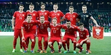 26 марта сборная России по футболу прилетела в Сочи. От трапа самолета для футболистов расстелили красную ковровую дорожку.
