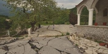В греческой деревне Ропото несколько лет назад здания поползли вниз по горным склонам. Населению пришлось распрощаться с деревней, которая стала «призраком».
