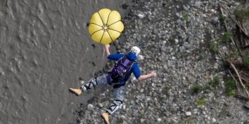 В Сочи установили мировой рекорд по массовости в бейсджампинге — прыжках с парашютом с фиксированных объектов.