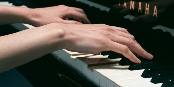 Если вы собираетесь научиться играть на пианино или подбираете инструмент для обучения ребенка, перед вами закономерно встанет вопрос, что лучше выбрать: классический акустический инструмент или современный цифровой?