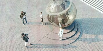 Новую скульптурную композицию разместят перед зданием ТЦ «Сити Центр» по ул. Индустриальной. Композиция — земной шар диаметром около 3 м, на котором отмечена специальной полосой 45 параллель.