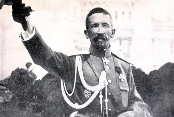 В 1918 году в апрельские дни шли ожесточенные бои за Екатеринодар между Красной Армией и Добровольческой армией под командованием генерала Лавра Корнилова. 13 апреля генерал скончался  от смертельного ранения. Его гибель предрешила исход боя.