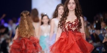 Главное событие модного мира российских стиляг и красавиц открывает двери в мир грации и утонченности. Хедлайнер фестиваля - Valentin Yudashkin.